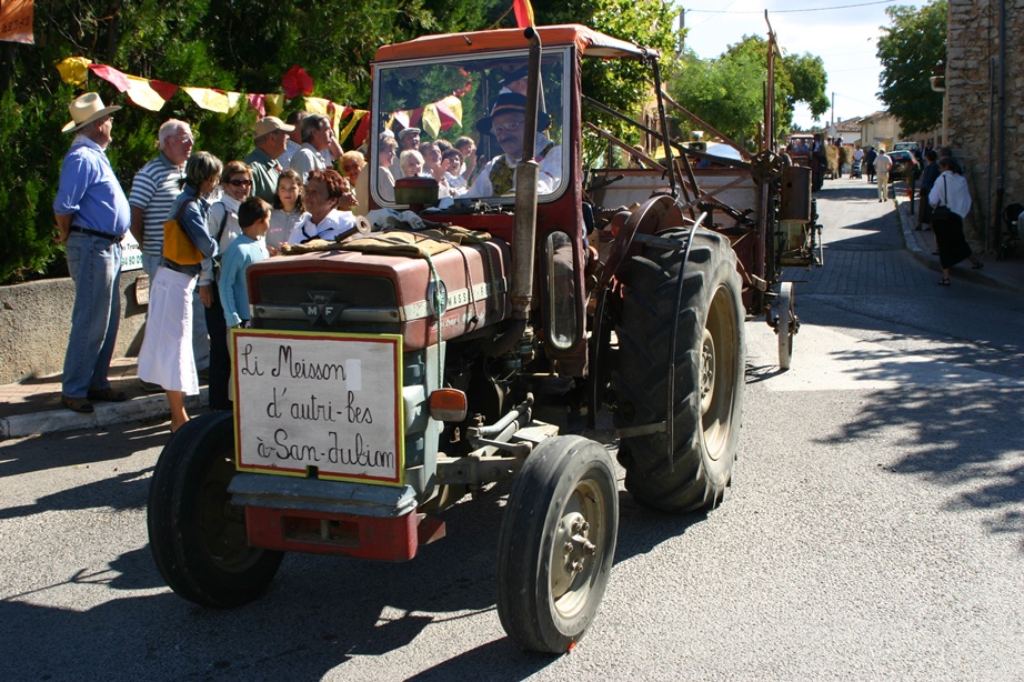 Tracteur Li meisson a San Julian tête de cortège lors du défilé de la Fête des Moissons d'Antan en 2006