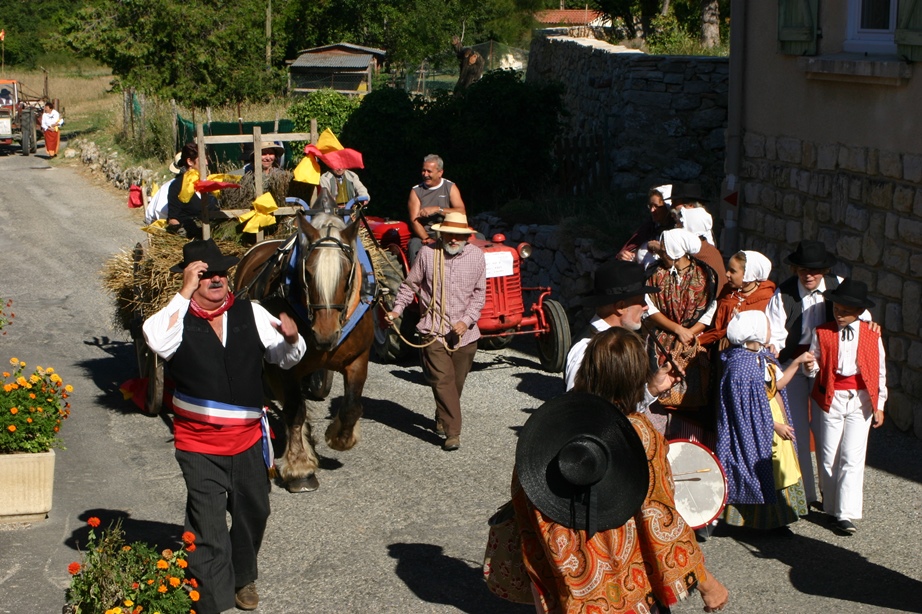 Saint Juliennois en costume traditionnel lors du défilé des Moissons d'Antan en 2006