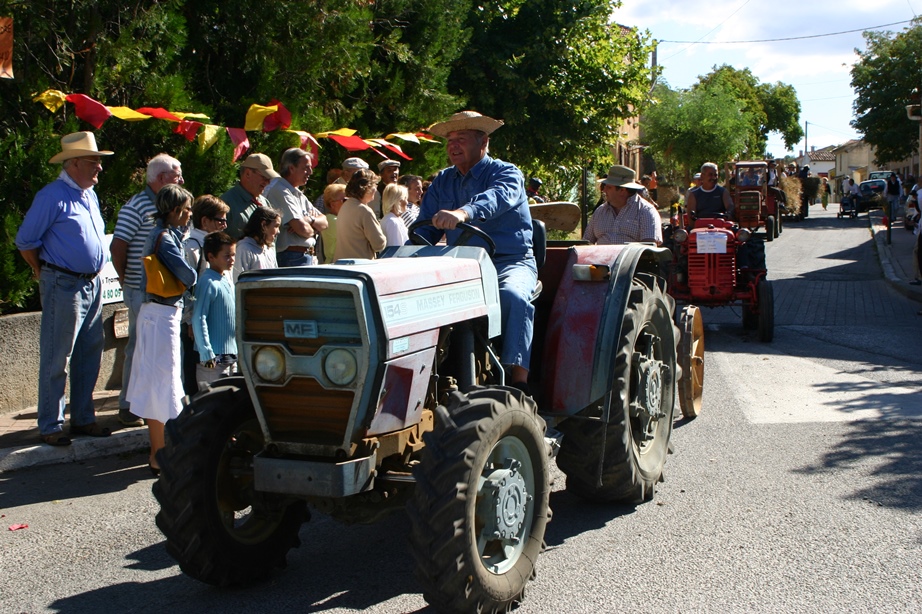 Tracteur historique lors du défilé de la Fête des Moissons d'Antan en 2006
