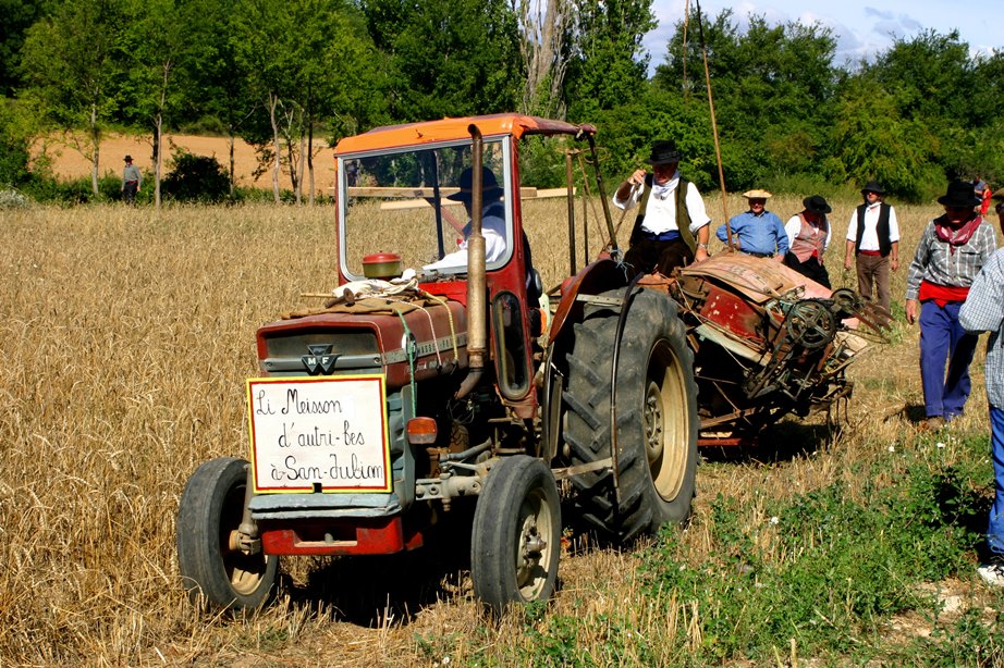 Tracteur Li meisson a San Julian dans le champs pour la Fête des Moissons d'Antan en 2006